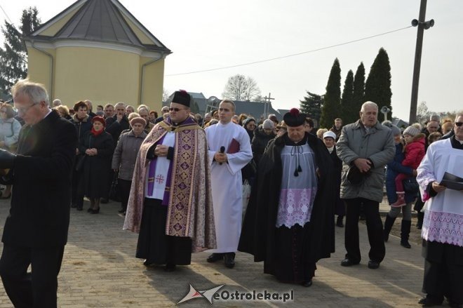 Uroczystość Wszystkich Świętych na cmentarzu parafialnym [01.11.2015] - zdjęcie #44 - eOstroleka.pl