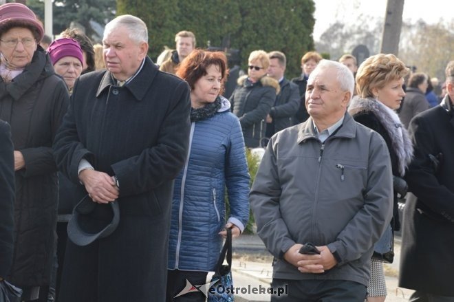 Uroczystość Wszystkich Świętych na cmentarzu parafialnym [01.11.2015] - zdjęcie #27 - eOstroleka.pl