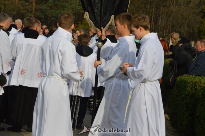 Uroczystość Wszystkich Świętych na cmentarzu parafialnym [01.11.2015] - zdjęcie #48 - eOstroleka.pl