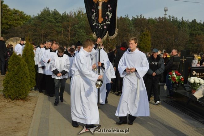 Uroczystość Wszystkich Świętych na cmentarzu parafialnym [01.11.2015] - zdjęcie #49 - eOstroleka.pl