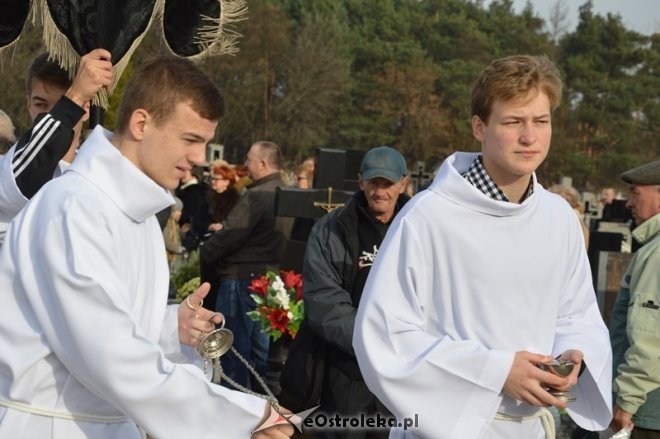 Uroczystość Wszystkich Świętych na cmentarzu parafialnym [01.11.2015] - zdjęcie #50 - eOstroleka.pl