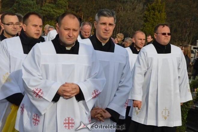Uroczystość Wszystkich Świętych na cmentarzu parafialnym [01.11.2015] - zdjęcie #51 - eOstroleka.pl