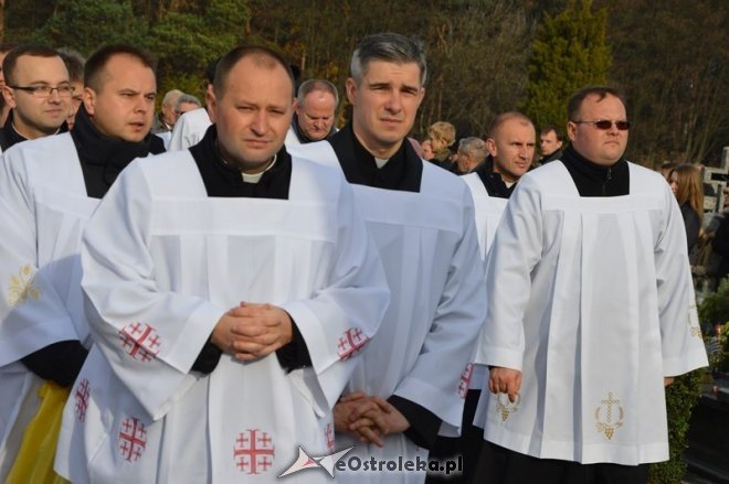 Uroczystość Wszystkich Świętych na cmentarzu parafialnym [01.11.2015] - zdjęcie #22 - eOstroleka.pl