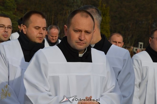 Uroczystość Wszystkich Świętych na cmentarzu parafialnym [01.11.2015] - zdjęcie #52 - eOstroleka.pl