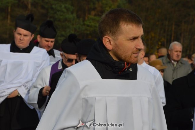 Uroczystość Wszystkich Świętych na cmentarzu parafialnym [01.11.2015] - zdjęcie #55 - eOstroleka.pl