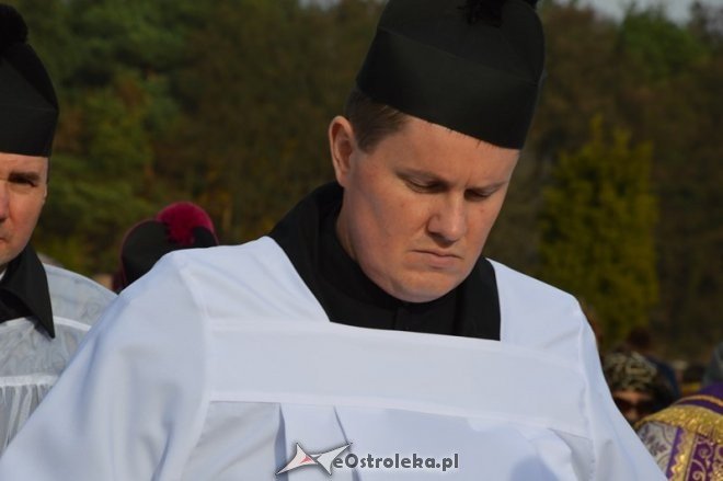 Uroczystość Wszystkich Świętych na cmentarzu parafialnym [01.11.2015] - zdjęcie #57 - eOstroleka.pl