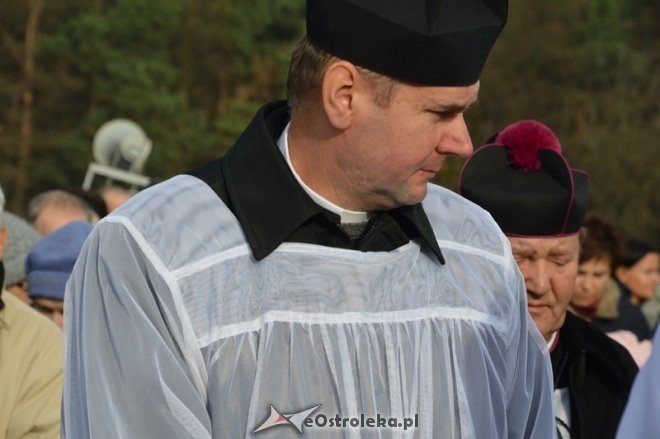 Uroczystość Wszystkich Świętych na cmentarzu parafialnym [01.11.2015] - zdjęcie #58 - eOstroleka.pl