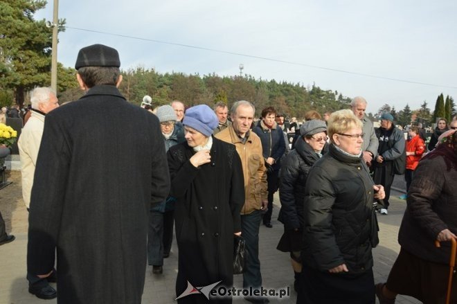 Uroczystość Wszystkich Świętych na cmentarzu parafialnym [01.11.2015] - zdjęcie #14 - eOstroleka.pl