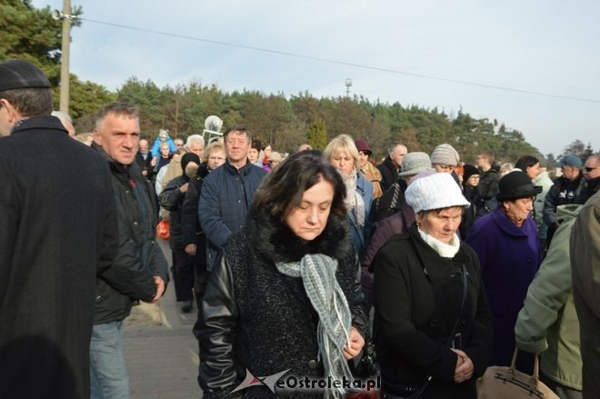 Uroczystość Wszystkich Świętych na cmentarzu parafialnym [01.11.2015] - zdjęcie #61 - eOstroleka.pl