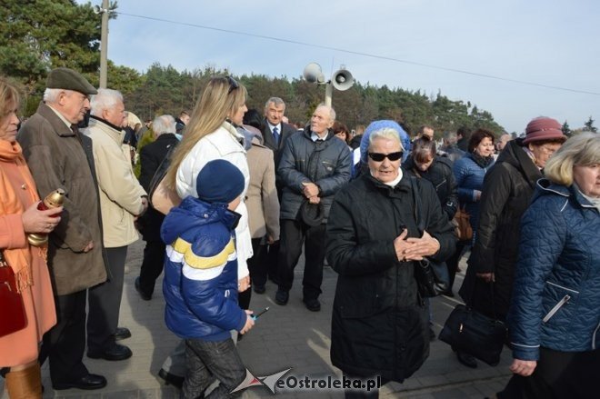 Uroczystość Wszystkich Świętych na cmentarzu parafialnym [01.11.2015] - zdjęcie #9 - eOstroleka.pl