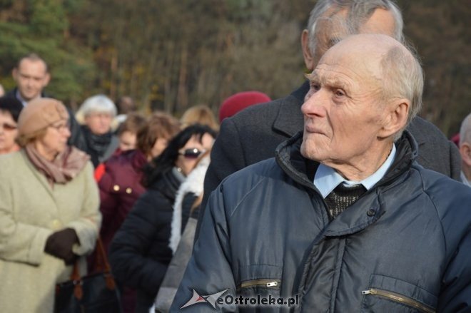 Uroczystość Wszystkich Świętych na cmentarzu parafialnym [01.11.2015] - zdjęcie #7 - eOstroleka.pl