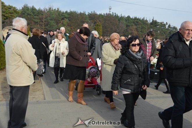 Uroczystość Wszystkich Świętych na cmentarzu parafialnym [01.11.2015] - zdjęcie #6 - eOstroleka.pl