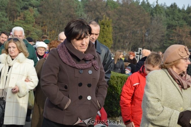 Uroczystość Wszystkich Świętych na cmentarzu parafialnym [01.11.2015] - zdjęcie #68 - eOstroleka.pl