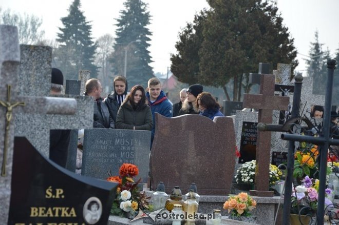 Uroczystość Wszystkich Świętych na cmentarzu parafialnym [01.11.2015] - zdjęcie #69 - eOstroleka.pl