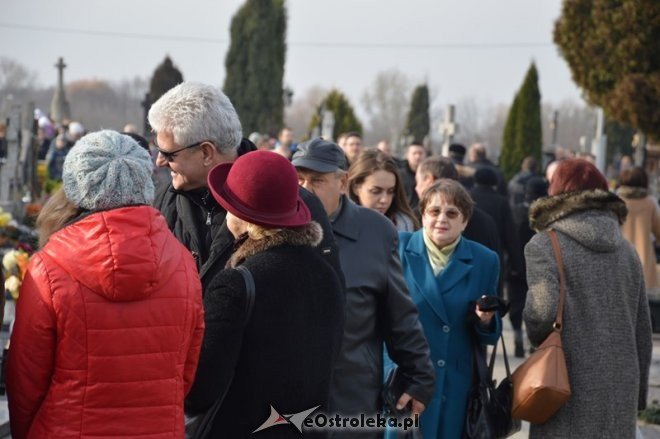 Uroczystość Wszystkich Świętych na cmentarzu parafialnym [01.11.2015] - zdjęcie #70 - eOstroleka.pl