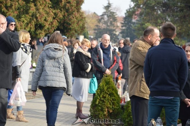 Uroczystość Wszystkich Świętych na cmentarzu parafialnym [01.11.2015] - zdjęcie #71 - eOstroleka.pl