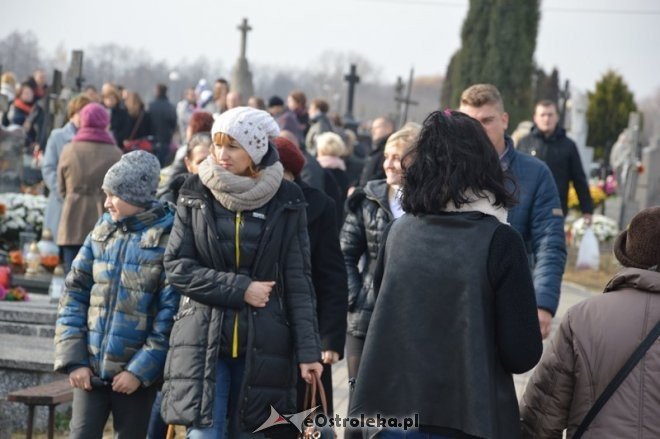 Uroczystość Wszystkich Świętych na cmentarzu parafialnym [01.11.2015] - zdjęcie #1 - eOstroleka.pl