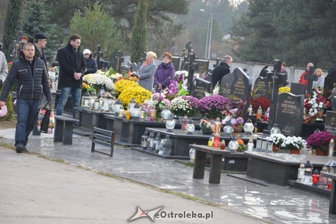 Uroczystość Wszystkich Świętych na cmentarzu komunalnym [01.11.2015] - zdjęcie #1 - eOstroleka.pl