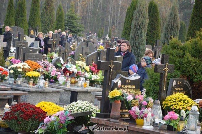 Uroczystość Wszystkich Świętych na cmentarzu komunalnym [01.11.2015] - zdjęcie #2 - eOstroleka.pl