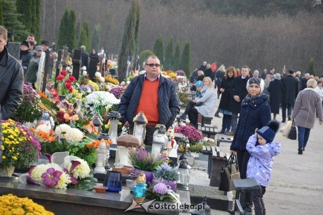 Uroczystość Wszystkich Świętych na cmentarzu komunalnym [01.11.2015] - zdjęcie #3 - eOstroleka.pl