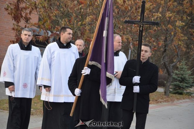 Uroczystość Wszystkich Świętych na cmentarzu komunalnym [01.11.2015] - zdjęcie #4 - eOstroleka.pl