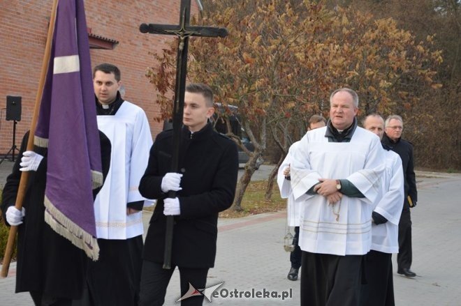 Uroczystość Wszystkich Świętych na cmentarzu komunalnym [01.11.2015] - zdjęcie #5 - eOstroleka.pl