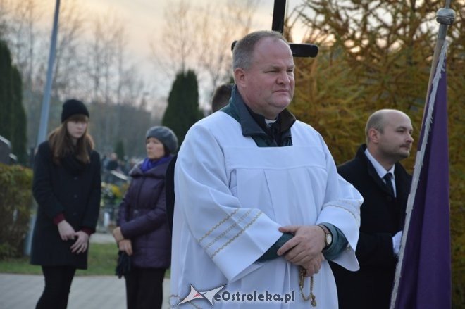 Uroczystość Wszystkich Świętych na cmentarzu komunalnym [01.11.2015] - zdjęcie #10 - eOstroleka.pl