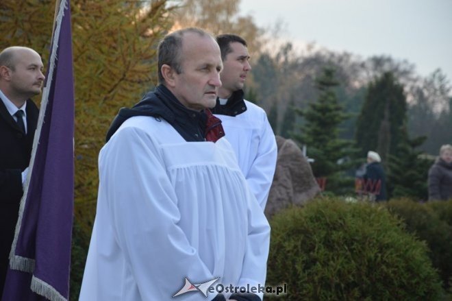 Uroczystość Wszystkich Świętych na cmentarzu komunalnym [01.11.2015] - zdjęcie #11 - eOstroleka.pl