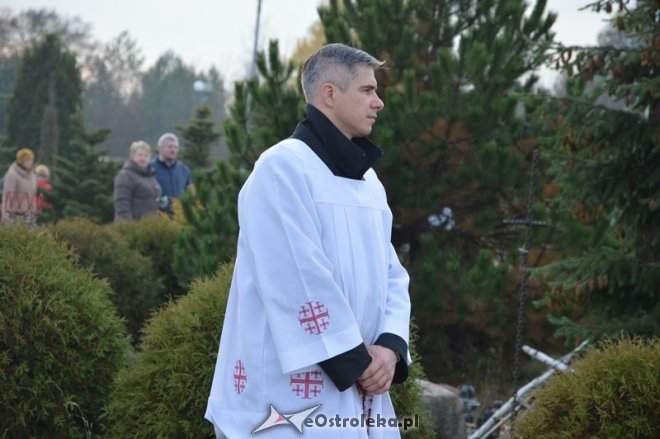 Uroczystość Wszystkich Świętych na cmentarzu komunalnym [01.11.2015] - zdjęcie #12 - eOstroleka.pl