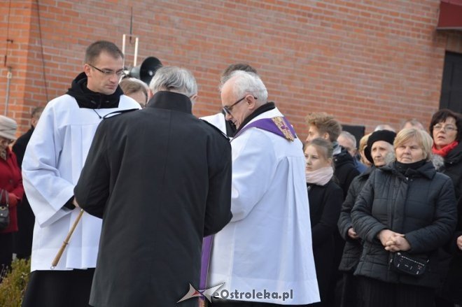 Uroczystość Wszystkich Świętych na cmentarzu komunalnym [01.11.2015] - zdjęcie #15 - eOstroleka.pl
