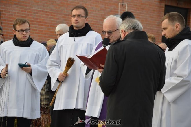 Uroczystość Wszystkich Świętych na cmentarzu komunalnym [01.11.2015] - zdjęcie #16 - eOstroleka.pl