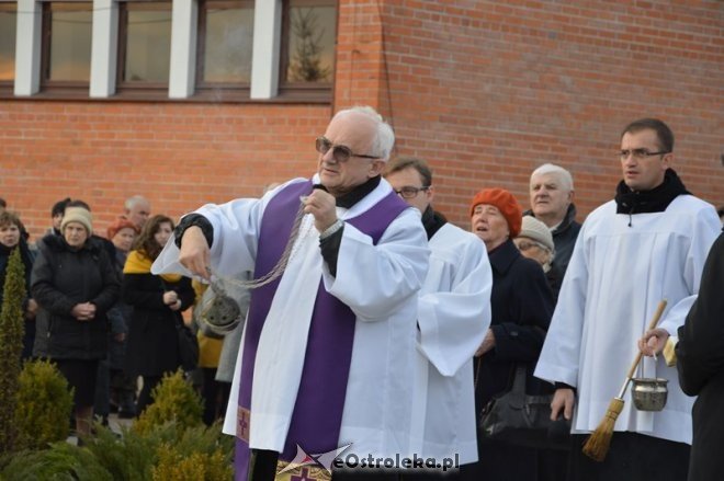 Uroczystość Wszystkich Świętych na cmentarzu komunalnym [01.11.2015] - zdjęcie #18 - eOstroleka.pl