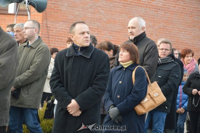 Uroczystość Wszystkich Świętych na cmentarzu komunalnym [01.11.2015] - zdjęcie #23 - eOstroleka.pl
