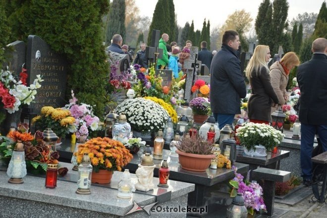 Uroczystość Wszystkich Świętych na cmentarzu komunalnym [01.11.2015] - zdjęcie #27 - eOstroleka.pl
