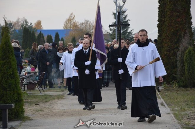 Uroczystość Wszystkich Świętych na cmentarzu komunalnym [01.11.2015] - zdjęcie #28 - eOstroleka.pl