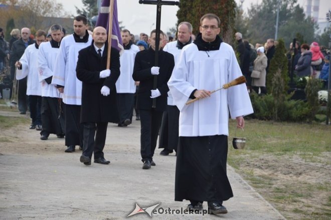 Uroczystość Wszystkich Świętych na cmentarzu komunalnym [01.11.2015] - zdjęcie #29 - eOstroleka.pl