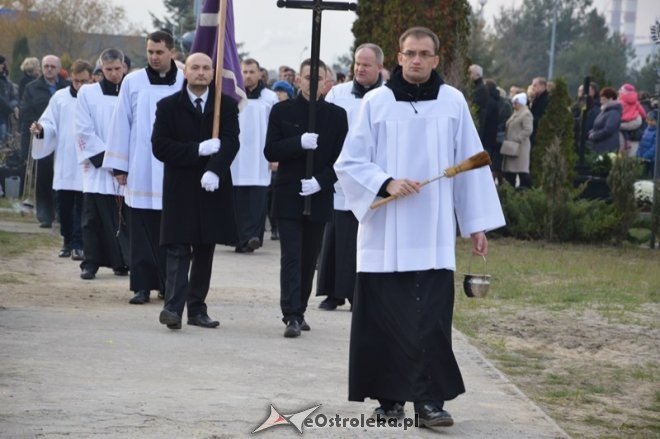 Uroczystość Wszystkich Świętych na cmentarzu komunalnym [01.11.2015] - zdjęcie #18 - eOstroleka.pl