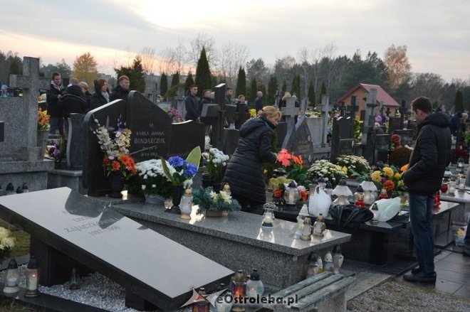 Uroczystość Wszystkich Świętych na cmentarzu komunalnym [01.11.2015] - zdjęcie #30 - eOstroleka.pl