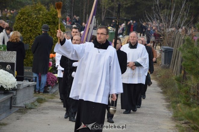 Uroczystość Wszystkich Świętych na cmentarzu komunalnym [01.11.2015] - zdjęcie #31 - eOstroleka.pl