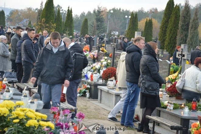 Uroczystość Wszystkich Świętych na cmentarzu komunalnym [01.11.2015] - zdjęcie #32 - eOstroleka.pl