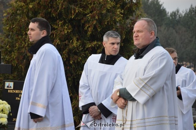 Uroczystość Wszystkich Świętych na cmentarzu komunalnym [01.11.2015] - zdjęcie #33 - eOstroleka.pl
