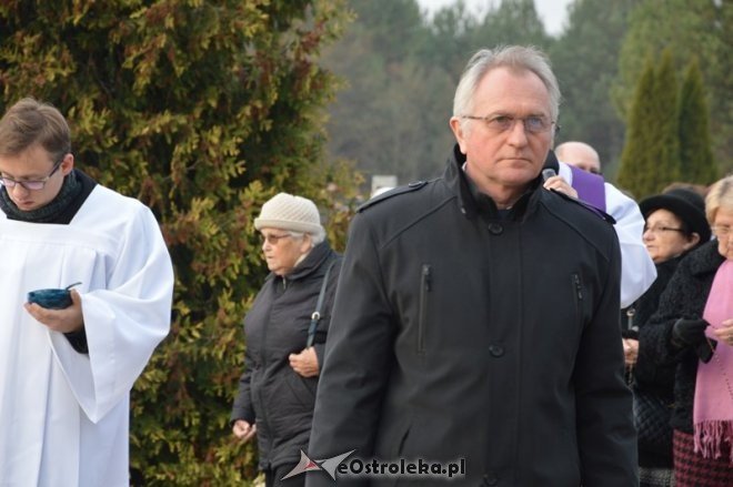 Uroczystość Wszystkich Świętych na cmentarzu komunalnym [01.11.2015] - zdjęcie #34 - eOstroleka.pl