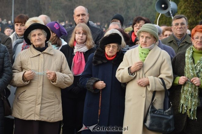 Uroczystość Wszystkich Świętych na cmentarzu komunalnym [01.11.2015] - zdjęcie #36 - eOstroleka.pl