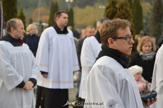 Uroczystość Wszystkich Świętych na cmentarzu komunalnym [01.11.2015] - zdjęcie #10 - eOstroleka.pl