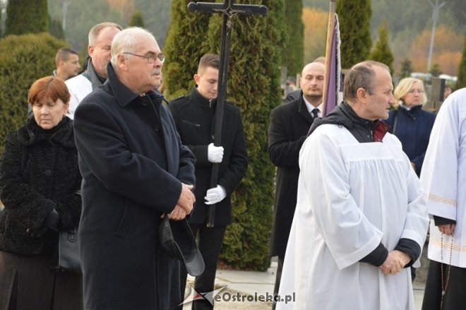 Uroczystość Wszystkich Świętych na cmentarzu komunalnym [01.11.2015] - zdjęcie #38 - eOstroleka.pl