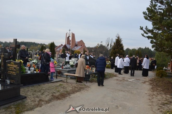 Uroczystość Wszystkich Świętych na cmentarzu komunalnym [01.11.2015] - zdjęcie #39 - eOstroleka.pl