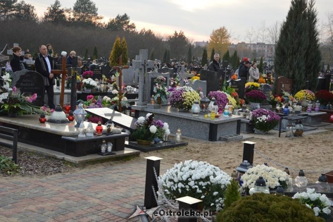 Uroczystość Wszystkich Świętych na cmentarzu komunalnym [01.11.2015] - zdjęcie #40 - eOstroleka.pl