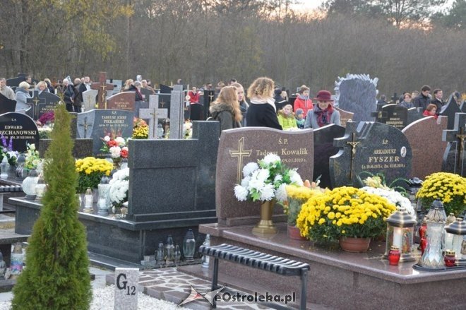 Uroczystość Wszystkich Świętych na cmentarzu komunalnym [01.11.2015] - zdjęcie #41 - eOstroleka.pl