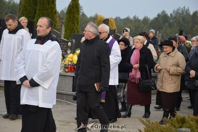 Uroczystość Wszystkich Świętych na cmentarzu komunalnym [01.11.2015] - zdjęcie #5 - eOstroleka.pl