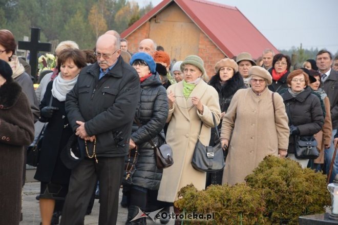 Uroczystość Wszystkich Świętych na cmentarzu komunalnym [01.11.2015] - zdjęcie #4 - eOstroleka.pl